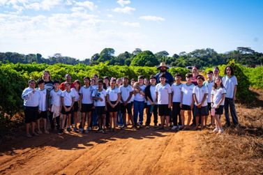 Do campo &agrave; escola: alunos conhecem a origem dos alimentos da merenda escolar em Lucas