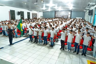 Mais de 400 jovens participam do juramento &agrave; Bandeira em Lucas do Rio Verde