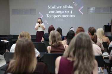 Lucas do Rio Verde encerra Agosto Lil&aacute;s com palestra de autoconhecimento