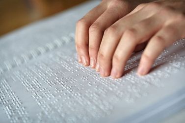 Prefeitura garante contracheques em braille para servidores com deficiência