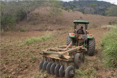 Mais de 500 propriedades agrícolas de Mariana receberam aração de terras