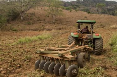 Produtores recebem serviço de aração de terra em Mariana