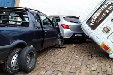 Caminhonete desgovernada atinge veículos e deixa vítimas em Ouro Preto
