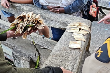 Mulher joga mala com dinheiro em ribeirão no centro de Viçosa