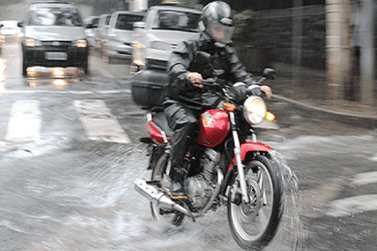 Veja algumas dicas para pilotar uma moto com segurança em dias de chuva