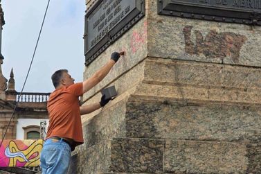 Est&aacute;tua de Tiradentes pichada em Ouro Preto