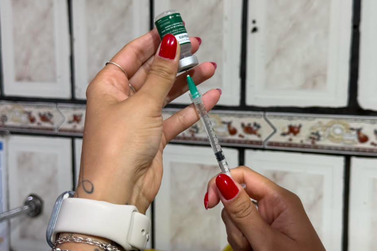 Mariana inicia vacina&ccedil;&atilde;o contra dengue para profissionais da linha de frente