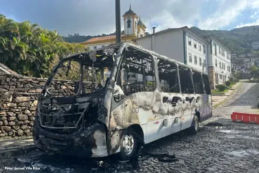&Ocirc;nibus se incendeia e assusta moradores no centro hist&oacute;rico de Ouro Preto