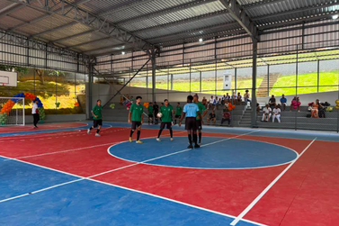Prefeitura inaugura quadra e vesti&aacute;rios em escola da comunidade da Barroca