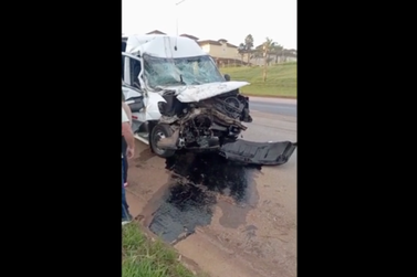 Van com pacientes de Ouro Preto colide com carreta e deixa feridos na BR-356
