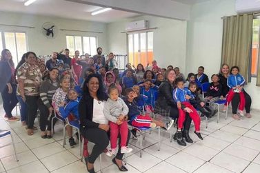 Caravana da Cultura leva apresentações artísticas para escola de Ponta Negra