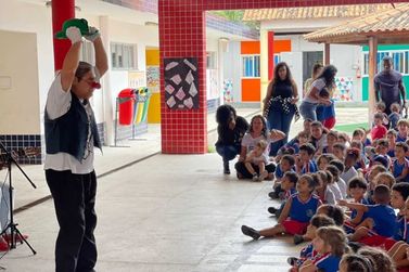 Caravana da Cultura leva musica e show de mágica para escola de Itaipuaçu