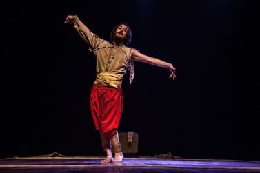 Espetáculo premiado “O Incansável Dom Quixote” chega ao CEU de Maricá 