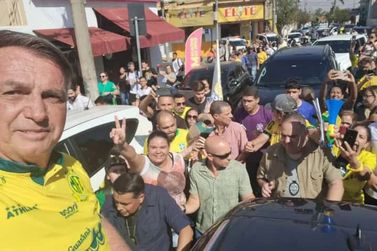 Ex-presidente Jair Bolsonaro veste a camisa do Le&atilde;o e atrai milhares de pessoas