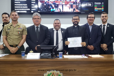 C&acirc;mara Municipal faz homenagens ao padre Patrick e ao novo sargento do TG