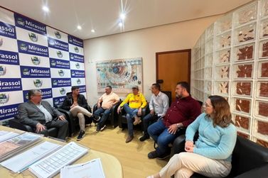 Deputado Rafael Saraiva visita Mirassol e anuncia emenda para a causa animal