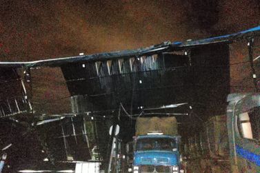 Chuva alaga Washington Lu&iacute;s e derruba estrutura de posto em Mirassol