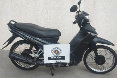 PM recupera moto furtada e prende mulher em mata de Mirassol