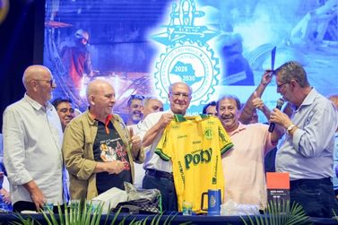 Sindicalista presenteia vice-presidente Geraldo Alckmin com camisa do Le&atilde;o