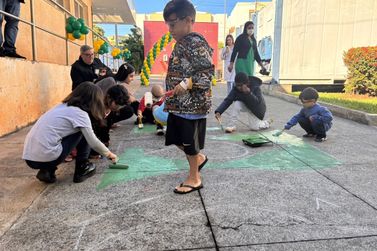 HCM de Rio Preto resgata tradi&ccedil;&atilde;o de pintar ruas e leva Copa para crian&ccedil;as em tratamento