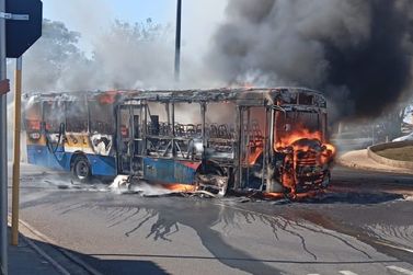 &Ocirc;nibus escolar pega fogo em rotat&oacute;ria de acesso aos bairros Karina e Beija-Flor