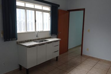 Casa para alugar - 109m&sup2; - Residencial Regissol I