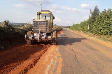 Secretaria de Agricultura realiza serviço de recuperação de estradas