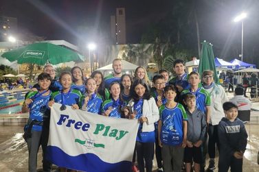 13 medalhas para a Free Play no regional de natação em Limeira