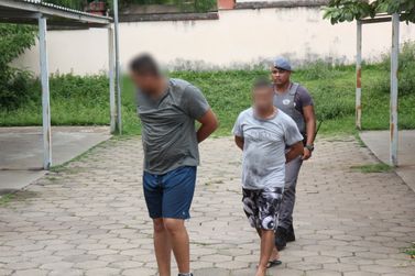 Após tentar fuga, dois homens são presos pela PM com cocaína e crack no veículo