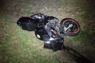 Mulher cai de moto após atingir cachorro e morre atropelada na SP-342