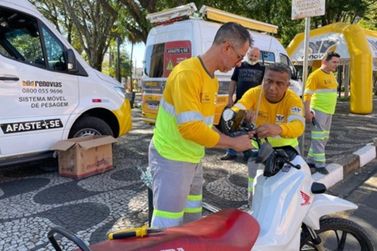 Renovias instala 150 antenas corta-pipa em motos durante ação do Maio Amarelo