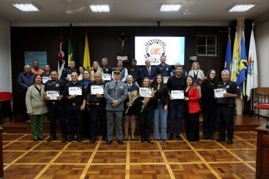 Câmara homenageia guardas municipais por 30 anos de serviço