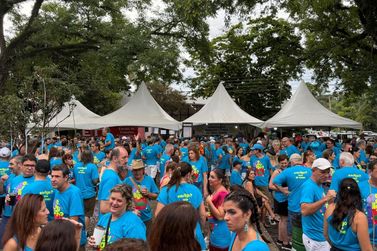 &ldquo;E Eu Ligo?&rdquo; leva grande p&uacute;blico &agrave; Pra&ccedil;a 250 Anos na abertura do carnaval