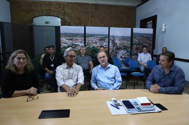 Paulo Silva discute melhorias do zool&oacute;gico com o deputado Dirceu Dalben