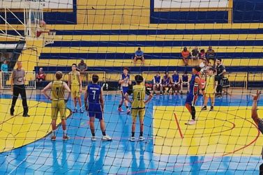 Basquete sub-16 de Mogi Mirim vence Jaguari&uacute;na na prorroga&ccedil;&atilde;o