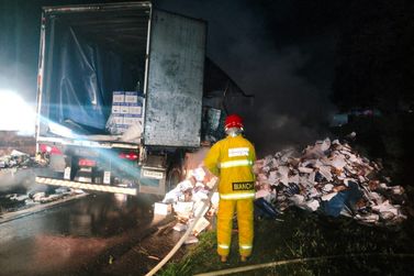 Carreta carregada com papel sulfite pega fogo, destr&oacute;i ve&iacute;culo e interdita SP-340