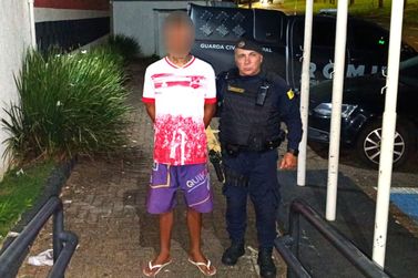 Homem &eacute; preso por tr&aacute;fico de drogas em frente a escola no Jardim do Lago