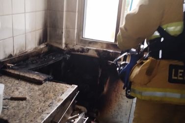 Inc&ecirc;ndio em apartamento deixa adolescente ferido em condom&iacute;nio no Linda Chaib 