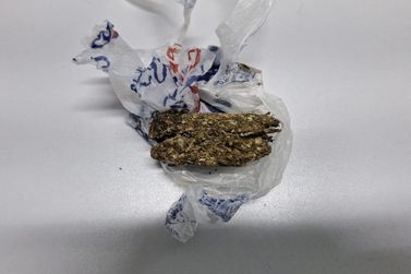 Adolescente &eacute; flagrado com maconha a caminho da escola 