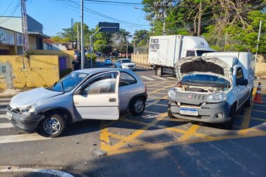 Colis&atilde;o entre dois ve&iacute;culos deixa duas  pessoas  levemente feridas em cruzamento 