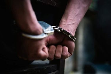 Homem &eacute; preso ap&oacute;s amea&ccedil;ar ex-companheira e tentar fugir da GCM 