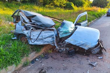 Motorista fica ferido ap&oacute;s colis&atilde;o entre carro e carreta na SP-191