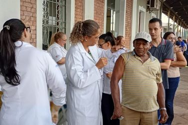 Vacina&ccedil;&atilde;o na feira noturna imunizou 915 pessoas nesta quarta-feira
