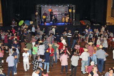 Baile Julino 60+ re&uacute;ne 400 idosos e arrecada alimentos