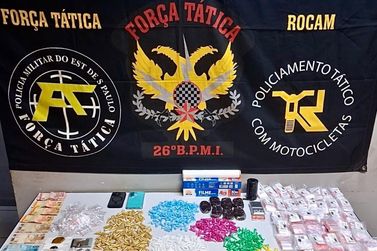 Casal &eacute; preso ap&oacute;s PM apreender mais de 800 por&ccedil;&otilde;es de drogas em Mogi Gua&ccedil;u
