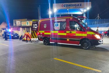 Colis&atilde;o entre carro e moto deixa casal ferido em cruzamento na Vila Dias 