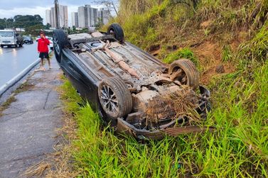 Corolla capota ap&oacute;s motorista perder controle na Nagi Chaib&nbsp;