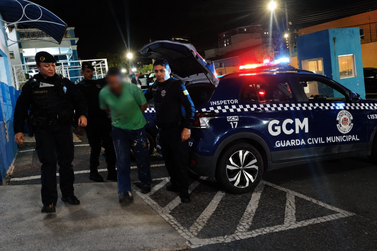Homem &eacute; preso ap&oacute;s den&uacute;ncia de furto de cabos no bairro do Aterrado