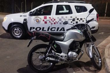 Homem &eacute; preso com motocicleta adulterada ap&oacute;s tentar fugir da PM