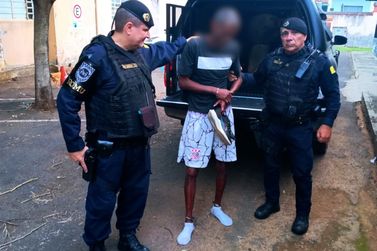 Homem &eacute; preso por tr&aacute;fico e amea&ccedil;a &agrave; companheira no Linda Chaib
